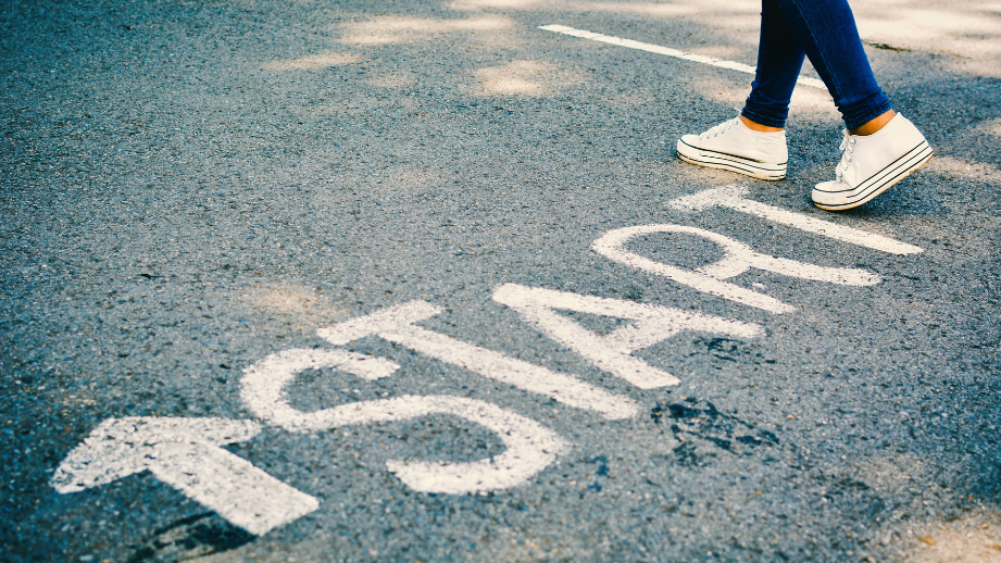 Start written on the road, and the feet of a person, indicating take the first steps of your financial journey